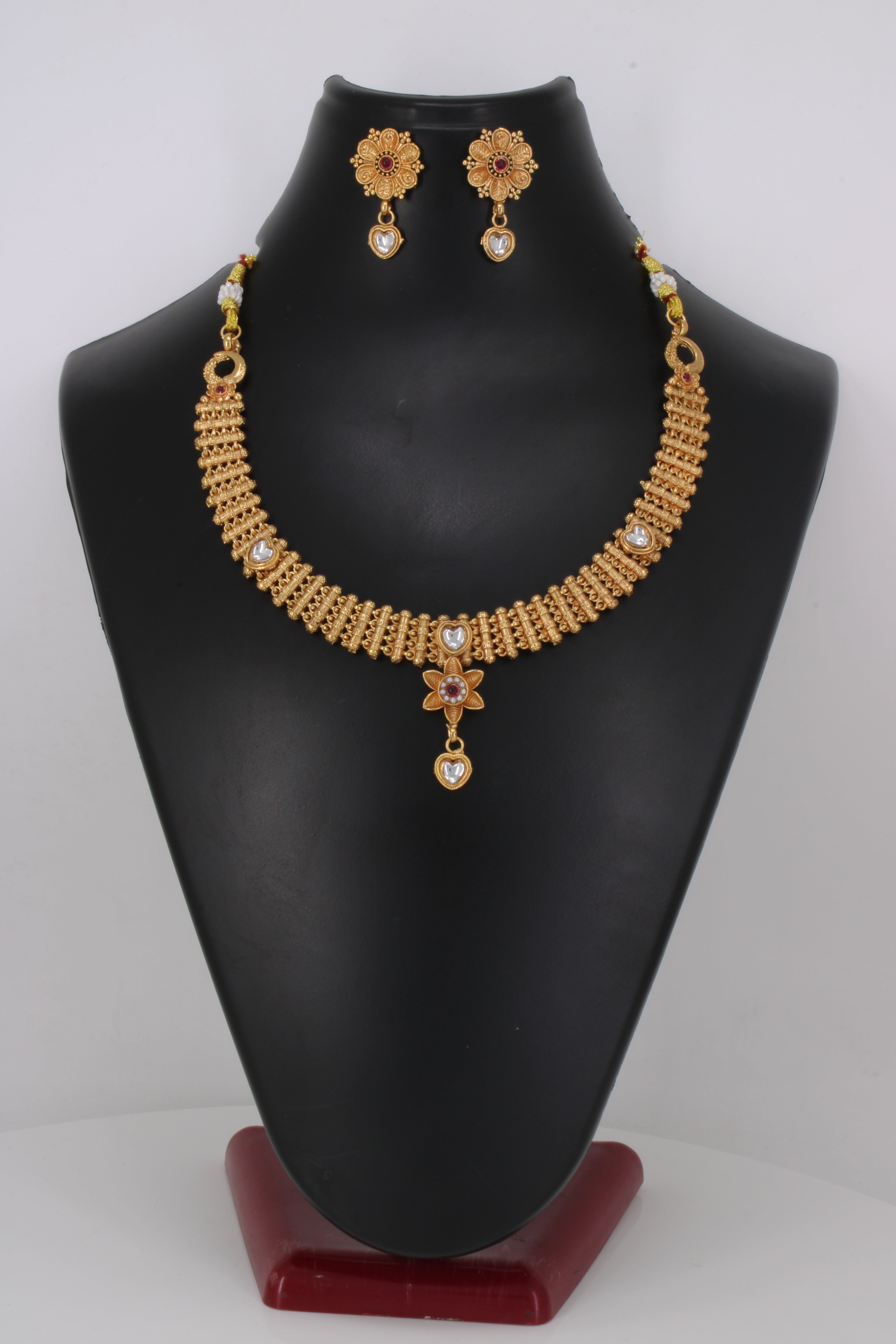 raditional Neck Fit Necklace Set