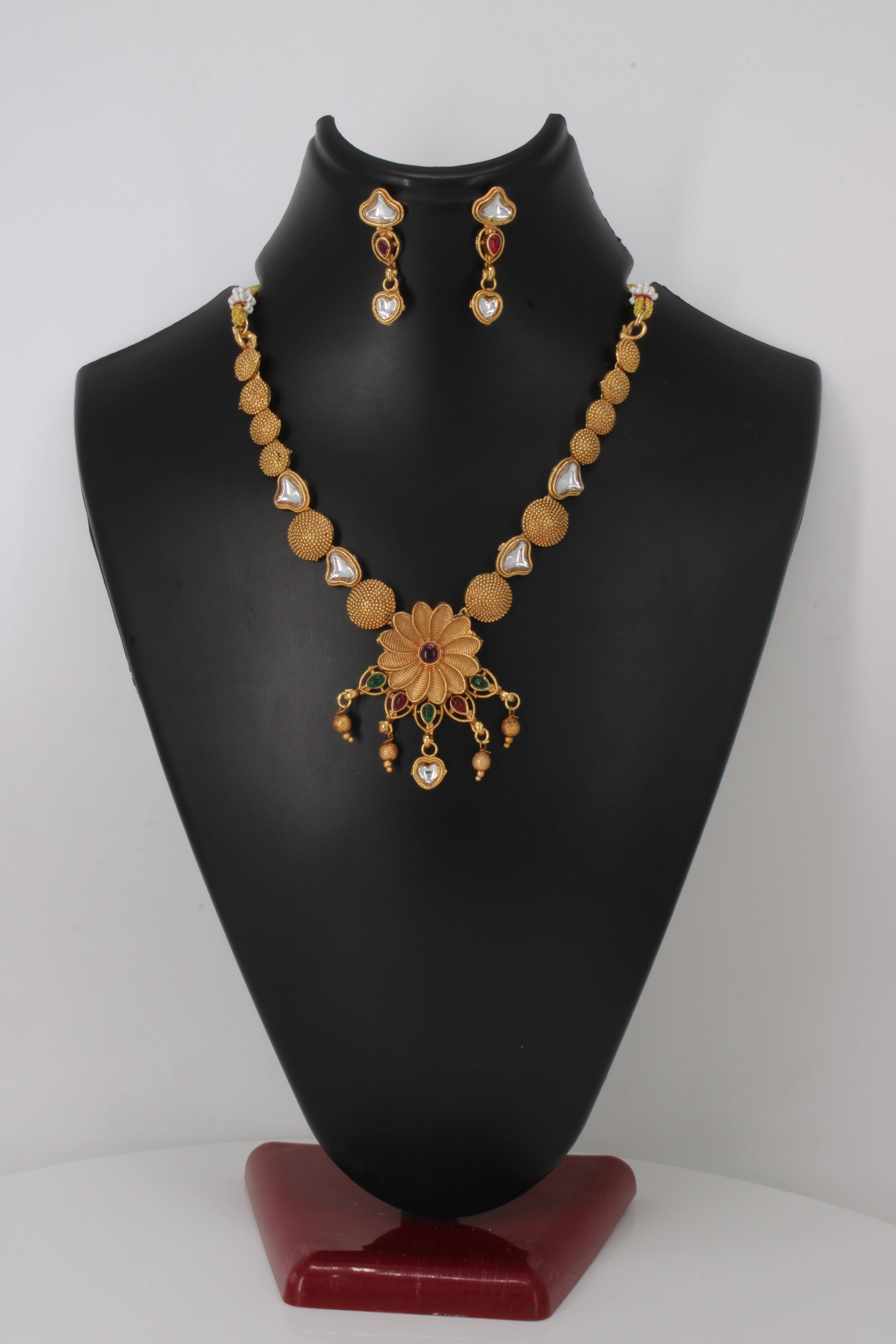 Traditional Red & Green Stone Set