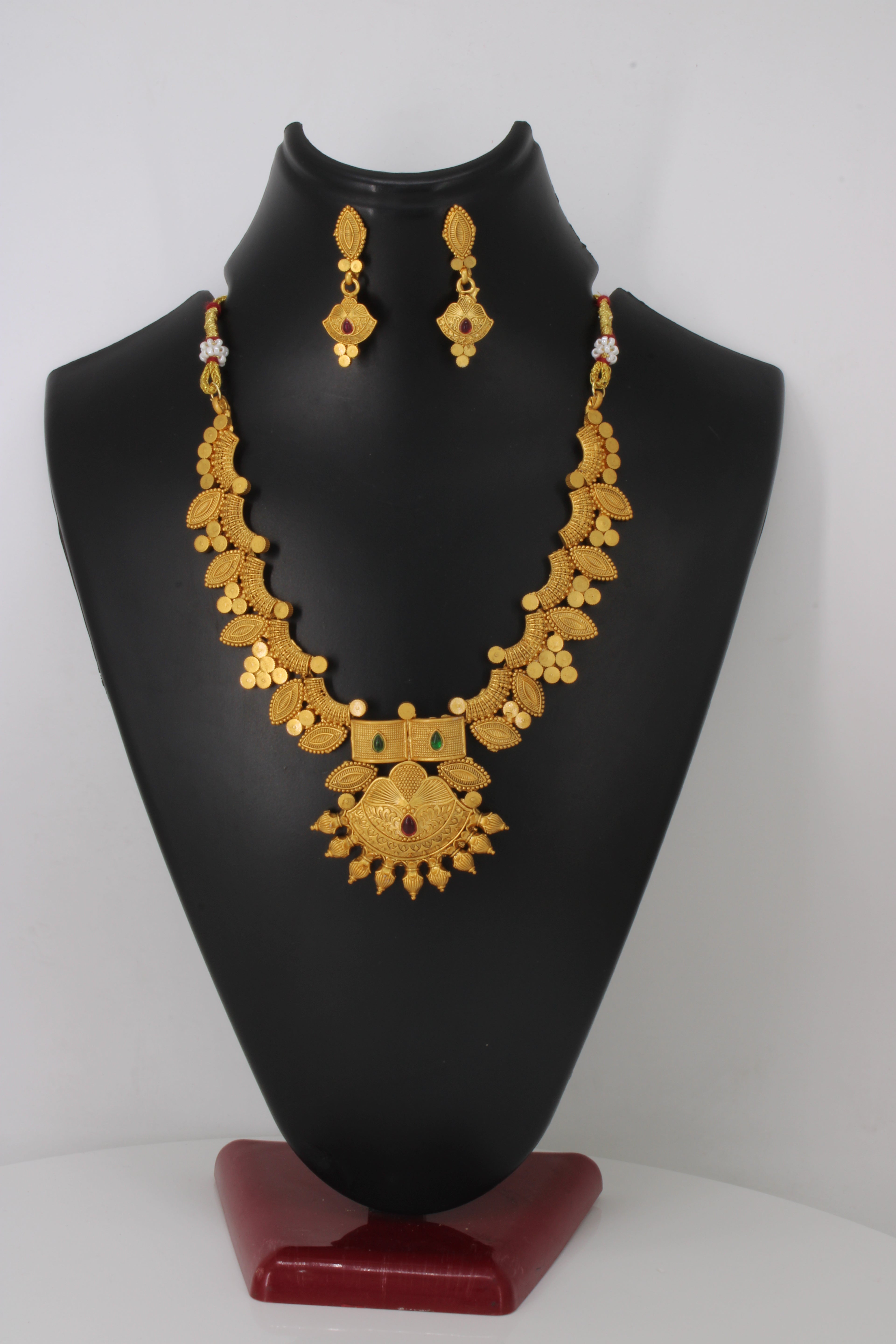 Elegant Modern Gold Necklace Design
